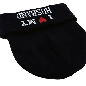 Bonnet en tricot noir avec broderie I Love My Husband et un petit cœur rouge
