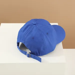 Vue arrière d'une casquette de baseball en coton bleu avec sangle de réglage en métal