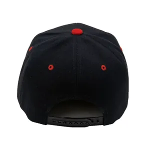 Rückansicht der schwarzen Brooklyn Snapback-Mütze mit roten Ösen und Verschluss