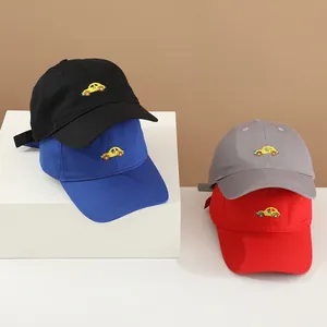 Casquette baseball enfant avec broderie voiture jaune en noir bleu gris et rouge
