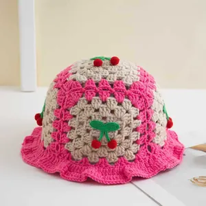 Cappello pescatore all'uncinetto rosa e beige con ciliegie 3D fatte a mano