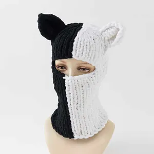 Gestrickte Balaclava mit Katzenohren im schwarz-weißen Kontrast-Design für den Winter
