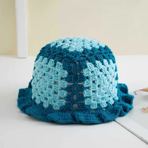 Handgefertigter Häkel-Fischerhut mit blauem Blockdesign und modischem Wellenrand-Finish