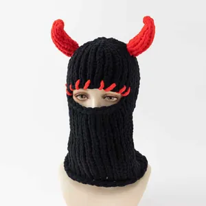 Handgefertigte schwarze Sturmhaube mit Teufelshörnern und roten Häkelakzenten für den Winter