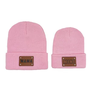 Set di berretti in maglia rosa per genitore e bimbo con toppe in pelle MAMA e MINI