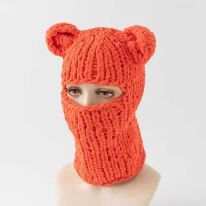Detail der orangen Strick-Sturmmütze mit Bärenohren auf Schaufensterpuppe für den Winter