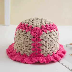 Rosa-beige handgehäkelter Fischerhut mit Rüschenrand und geometrischem Lochmuster