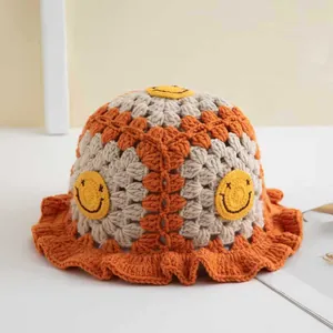 Cappello da pescatore all'uncinetto fatto a mano con smiley crema arancio e bordo