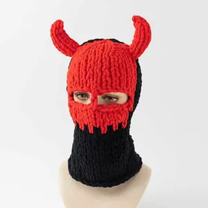 Detail der roten Dämonenhörner an einer grob gestrickten Sturmhaube in Rot und Schwarz