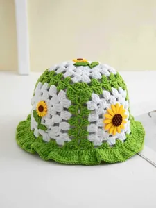 Detailansicht der handgestrickten Fischerhut mit Blumenmustern und Sonnenblumen-Akzenten