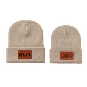 Set di berretti in maglia color avena per madre e figlio con toppe in pelle