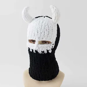 Detailansicht der handgestrickten Teufelshorn-Sturmhaube in Schwarz-Weiß-Kontrast-Design