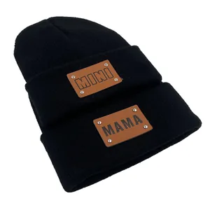 Berretti in maglia nera coordinati per mamma e bambino con toppe in pelle MAMA e MINI