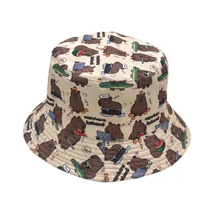 Detailansicht beige Anglerhut mit Capybara Comic-Print und gesteppter Hutkrempe