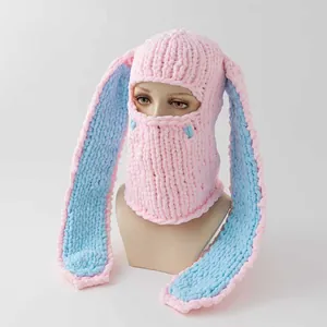 Nahaufnahme der rosa Strickstruktur und des blauen Innenfutters der Sturmhaube