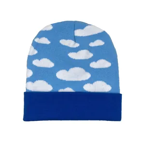Berretto in maglia blu con motivi a nuvola bianchi e bordo risvolto blu scuro largo
