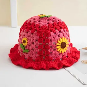 Handgefertigter Häkelhut mit Sonnenblumenmuster in Rot und Pink mit Wellenrand