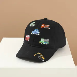 Cappellino da baseball nero in cotone con veicoli colorati ricamati per bimbi