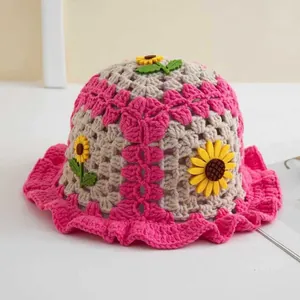 Handgestrickter Fischerhut in Pink und Beige mit Sonnenblumen und gerüschter Krempe