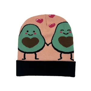 Berretto in maglia rosa e nero con simpatico jacquard avocado e motivo a cuore rosso