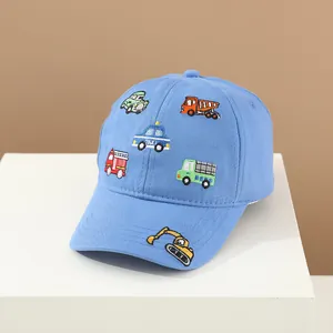 Cappellino baseball azzurro per bambini con ricami cartoon su base bianca