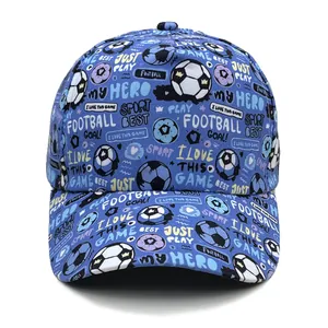 Detail der blauen Kinder-Baseballkappe mit Fußball-Graffiti und Kronen-Motiven