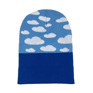 Berretto in maglia carino con cielo azzurro, nuvole bianche e bordo blu scuro per inverno