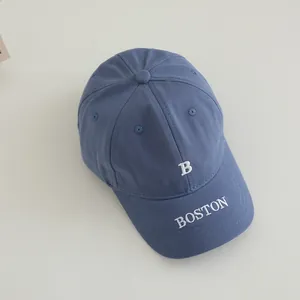 Vue de dessus de casquette de baseball bleue pour enfants avec broderie Boston