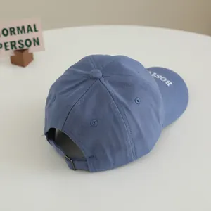 Casquette en coton bleu avec broderie Boston blanche et boucle métallique réglable