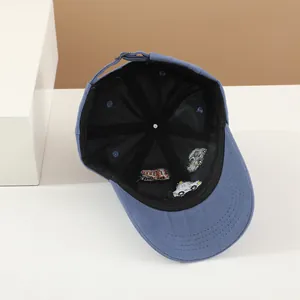 Dettaglio del cappellino in cotone per bambini con fodera interna e ricami di auto