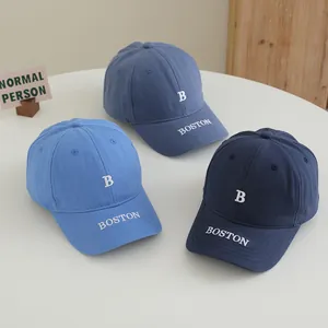 Trois teintes de casquettes en coton bleu avec broderie Boston pour enfants et ados