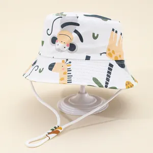 Detail eines Kinder-Sonnenhutes mit bunten Tierprints und verstellbarem Kinnriemen