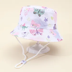 Detail eines Kinder-Sonnenhuts mit bunten Schmetterlingsdrucken und verstellbarem lila Kinnriemen