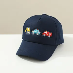 Détail de la casquette marine en coton avec broderie d'excavatrice, de police et de pompier