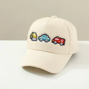 Casquette de baseball beige pour enfants avec trois écussons de véhicules de dessin animé