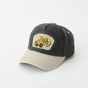 Detail der Kinder-Baseballkappe mit Bagger-Stickerei und gewaschener Baumwollstruktur