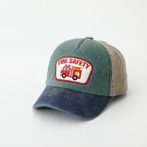 Kinder-Baseballkappe mit roter Feuerwehrauto-Stickerei und blau-grünem Farbblock