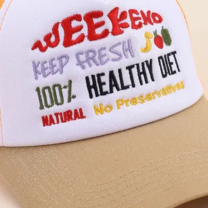 Weiße und khaki Trucker Cap mit bunter Weekend-Stickerei und atmungsaktivem Mesh-Netz