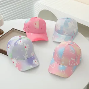 Vue détaillée de quatre casquettes de baseball colorées pour enfants aux motifs variés