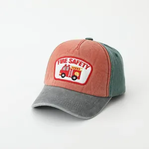 Detail einer dreifarbigen verwaschenen Baseballkappe mit Feuerwehrauto-Stickerei und Schriftzug