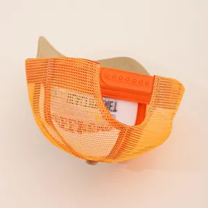 Verstellbarer Snapback-Verschluss an orange-beiger Mesh-Trucker-Mütze mit atmungsaktivem Stoff