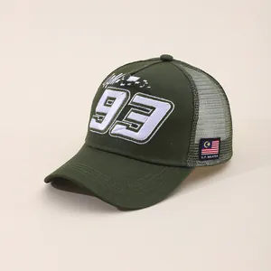 Détail de la casquette trucker vert olive avec broderie 93 et écusson latéral GP Malaysia