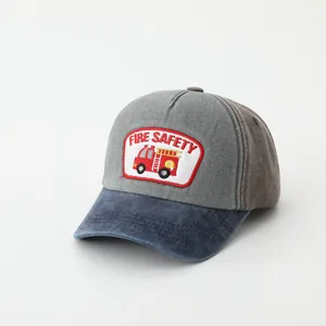 Detail der Fire Safety Stickerei und des Feuerwehrautos auf der gewaschenen Baseballkappe
