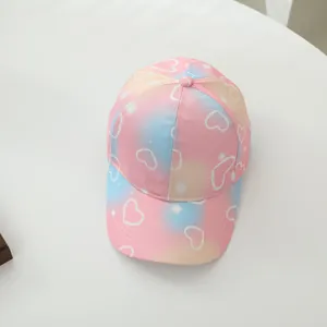 Casquette enfant dégradée colorée avec motifs de cœurs et d'étoiles sur fond blanc