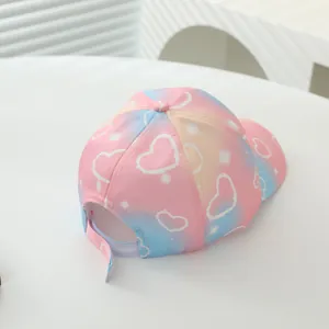 Détail de la sangle arrière réglable sur casquette dégradée rose et bleue à motif cœur
