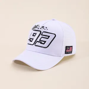 Détail de la casquette mesh blanche avec numéro 93 brodé et écusson G.P. Malaysia