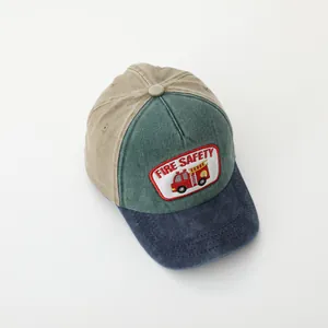 Retro-Baumwoll-Baseballkappe für Kinder im Patchwork-Design mit Feuerwehrauto-Stickerei