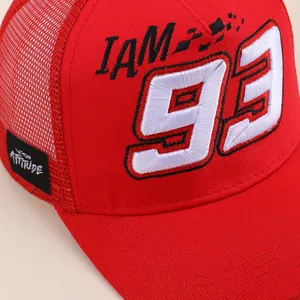 Détail de la casquette trucker rouge avec broderie 93 de haute qualité et tissu respirant