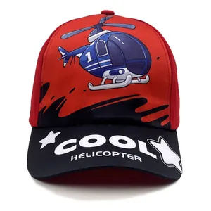 Detail der rot-schwarzen Kinder-Baseballkappe mit Hubschrauber-Print und COOL-Aufdruck