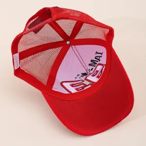 Vue détaillée de la casquette trucker rouge avec broderie interne et étiquette